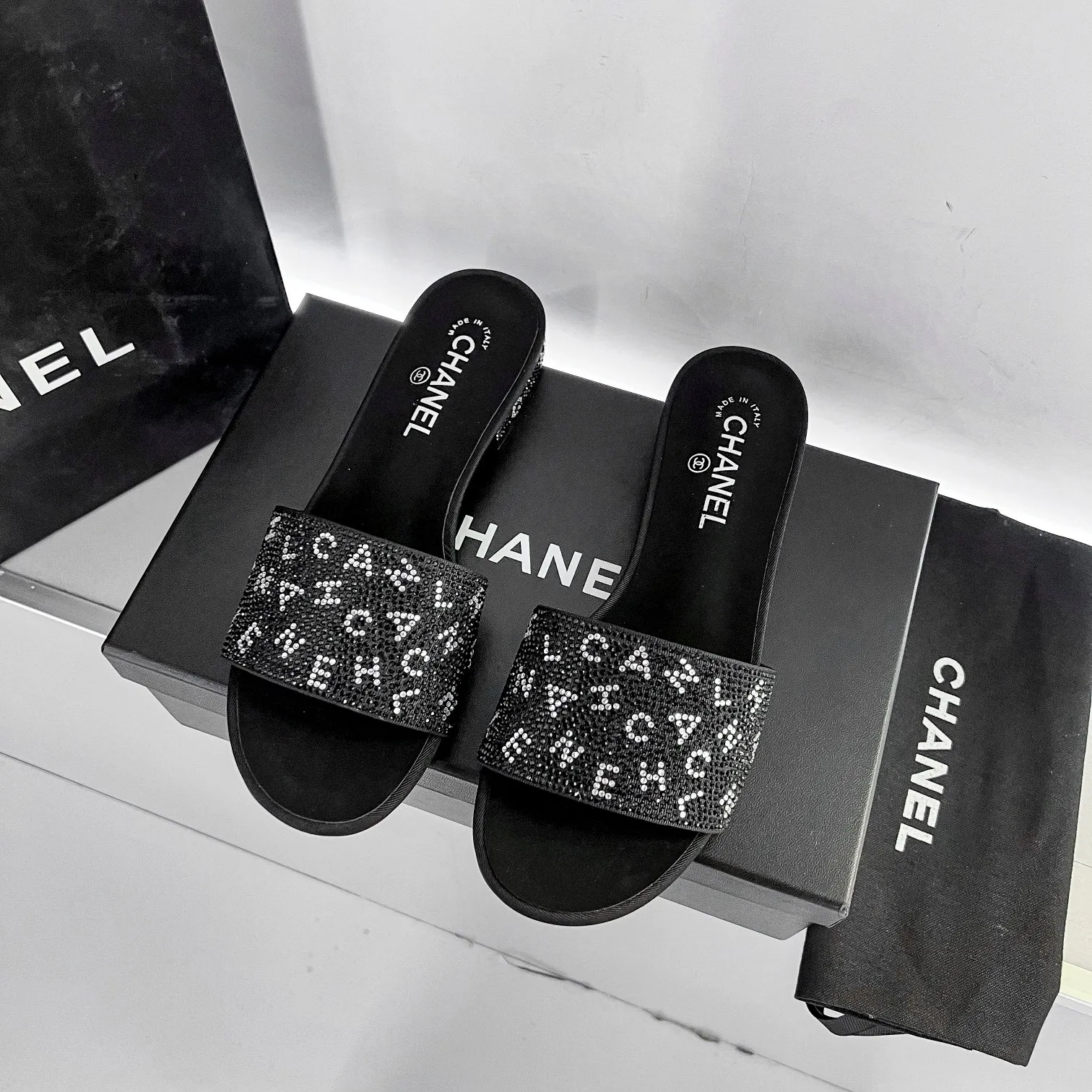 👟👟Ex-factory price 440👟👟 Xiaoxiang Chanel rhinestone slippers with large black rhinestone letters, these really blingbling slippers are full of diamonds. They are both classic and artistic, and can be styled according to your daily style. The characteristic is that the hot diamonds are particularly shiny. They are made with heavy craftsmanship and are not easy to fall off. They have the sexy temperament of celebrities and are versatile. Color: black, white, 35-40 leather outsole